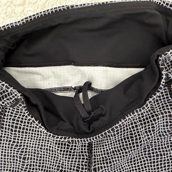 Lululemon pants in great condition. Size 6. - Picture 10 of 13